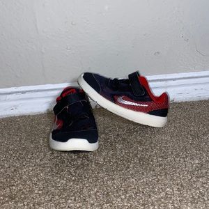 BOY 7C NIKE REVOLUTION 3 SNEAKERS - BLACK WITH RED